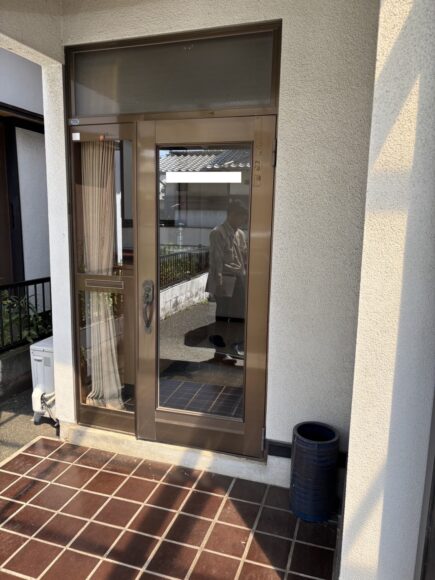 施工前・玄関サッシ一部解体