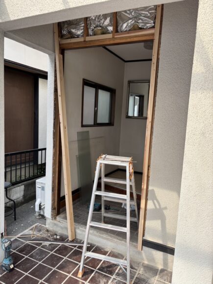 シャッター取り付け用木材の施工